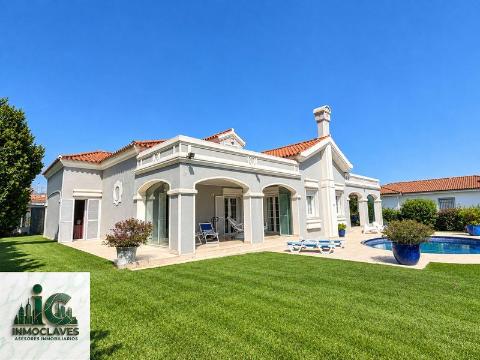 Magnífico Chalet en Campo de Golf ( San García), con amplio jardín y piscina.