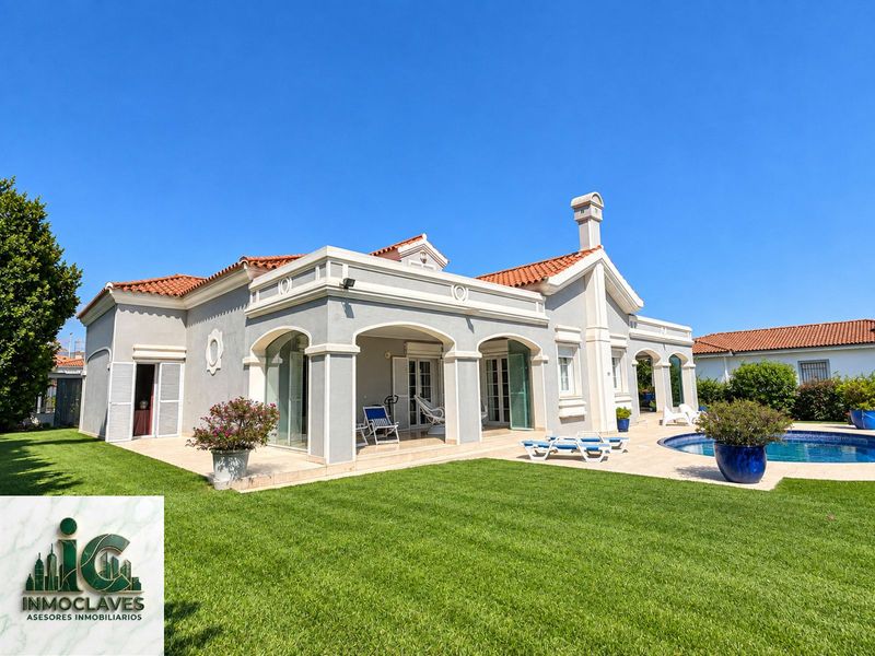 Magnífico Chalet en Campo de Golf ( San García), con amplio jardín y piscina.