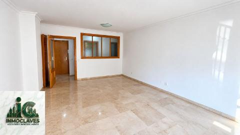 🏡 ¡AMPLITUD, COMODIDAD Y GARAJE EN AVENIDA VIRGEN DE LA PALMA, ALGECIRAS!