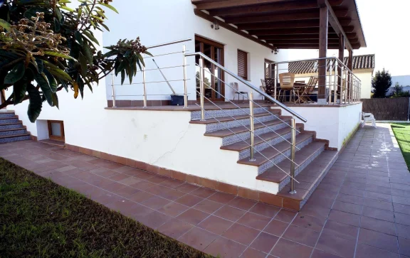 Villa de 2017 con piscina, 7 dormitorios y energía solar